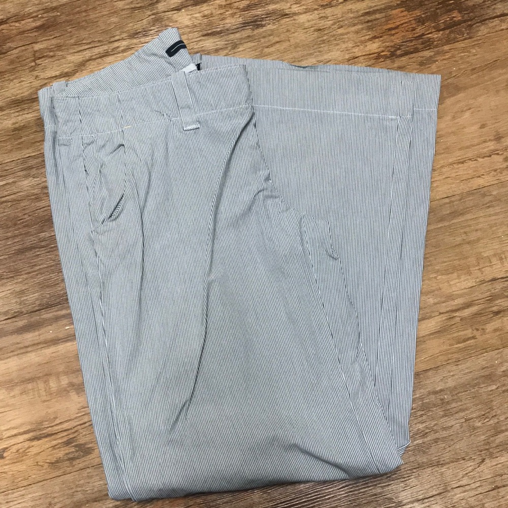Gap lightweight wide leg stripped pants. Size 6.